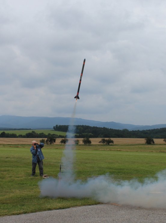 img_2959 piotr sornowsky predvadi  motor s dymovnici 